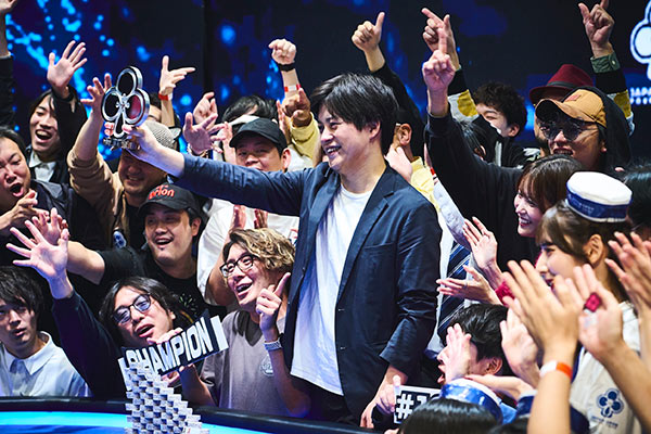 優勝した時に仲間と撮る写真