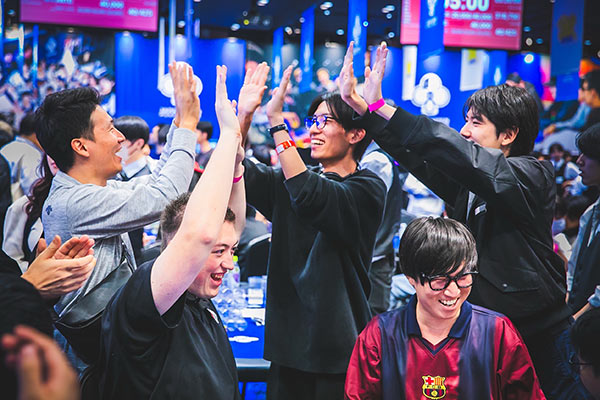 ポーカーの喜びを仲間と