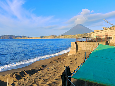 海のすぐ側に砂むし風呂がある写真