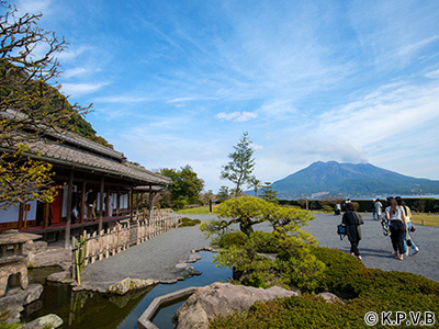 遠くに桜島が見える仙厳園の写真