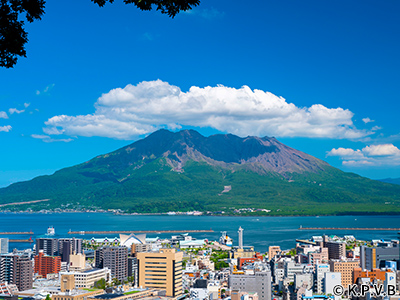 桜島が遠くに見え手前には鹿児島の街が見えている写真