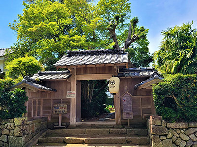 出水麗武家屋の門の写真