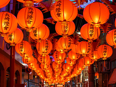 赤いランタンが多数並んでいる写真