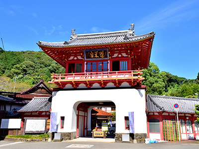 武雄温泉のシンボル楼門の写真