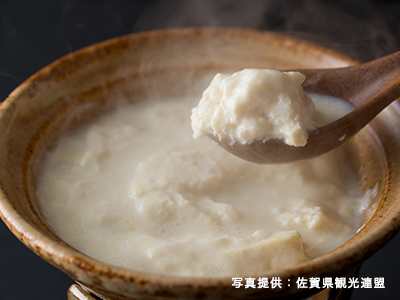 湯気が立つ温泉湯豆腐の写真