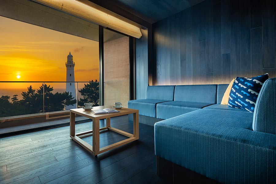 灯台と水平線を望む「彩海の間」