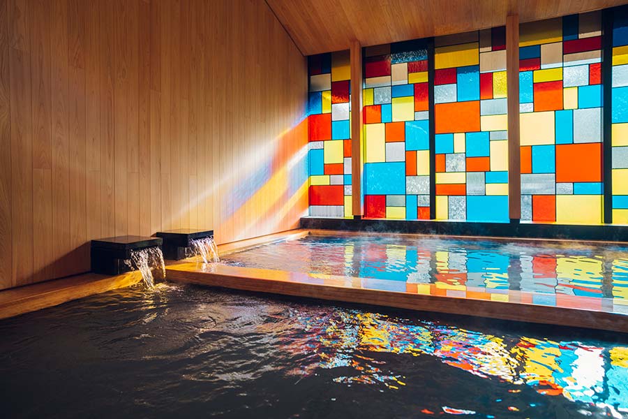 ステンドグラスを施した内湯