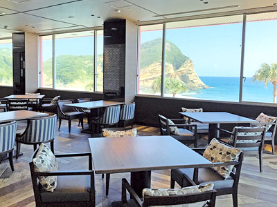 海を眺めながらのレストラン