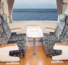 特急 A列車で行こう列車の座席の写真