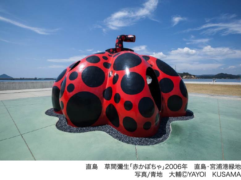 直島　草間彌生「赤かぼちゃ」2006年　直島・宮浦港緑地／写真/青地　大輔ⒸYAYOI　KUSAMA