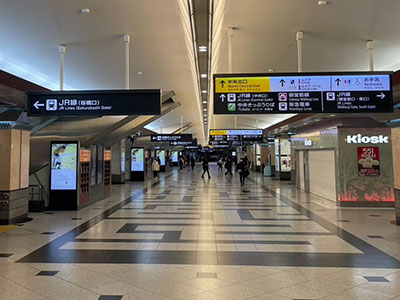  不思議なデザインの床。これは迷路！？迷路の入口はどこに？？