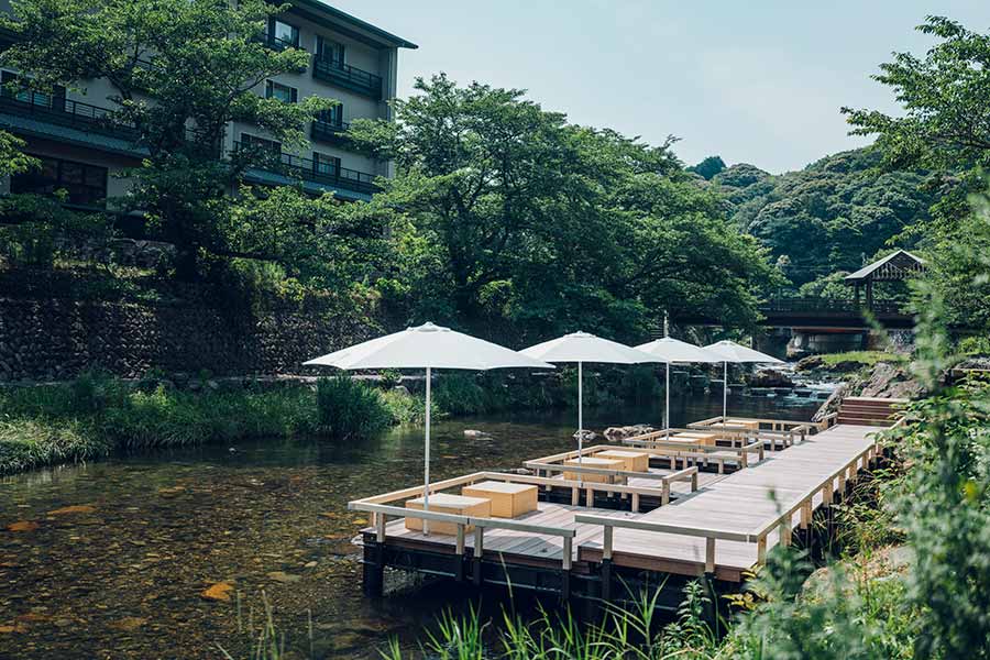 温泉街に流れる渓流を感じる「川床テラス」