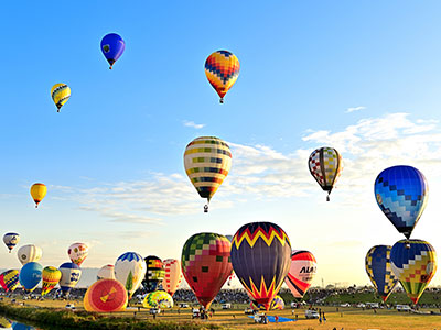 たくさんの気球が飛んでいる写真
