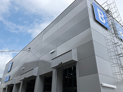 新入出場棟 外観