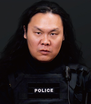 バルカ警察の警察官チンギス役