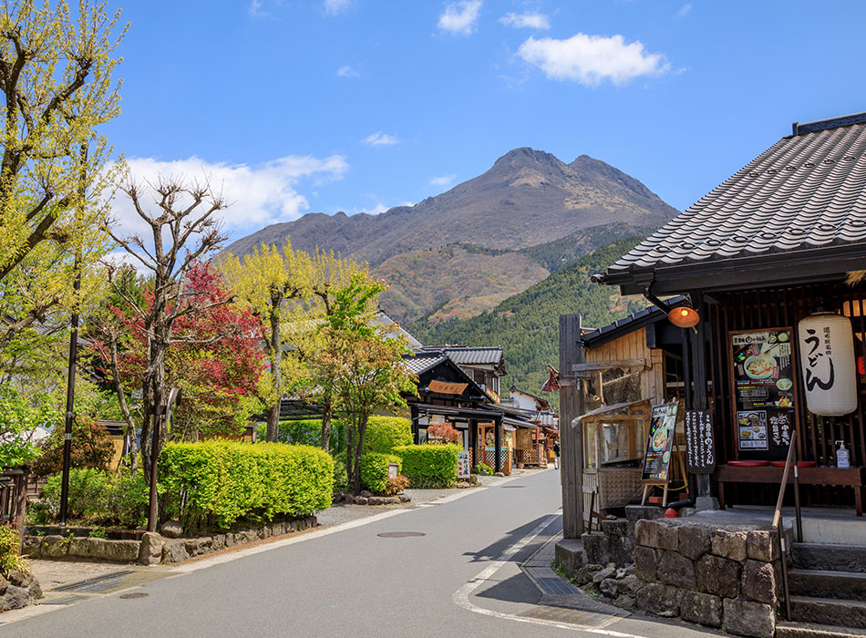 人気の観光街「湯の坪街道」を散策