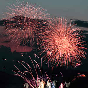 2連の大きな花火が上がっている写真