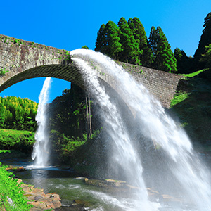 大量に放水されている通潤橋の写真