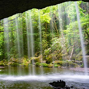 滝の裏側から滝を眺めるの写真