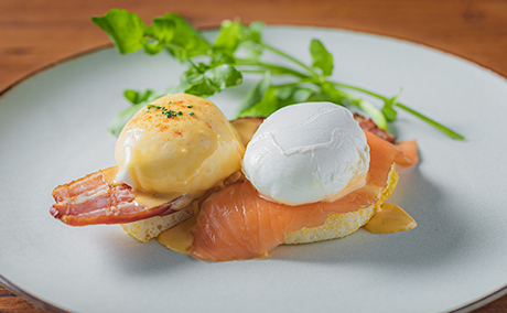 白いお皿にエッグベネディクトがのっている写真