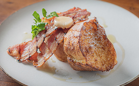 白いお皿にフレンチトーストがのっている写真