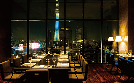 東京スカイツリーが見える夜景がきれいなテレストラン＆バーの写真