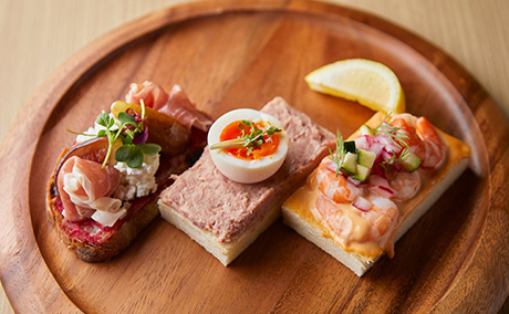 木製プレートにスモーブローが3つのっている写真