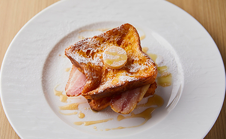 白いお皿にフレンチトーストがのっている写真