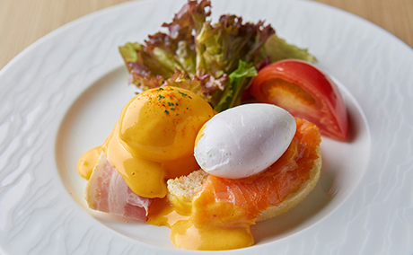 白いお皿にエッグベネディクトがのっている写真