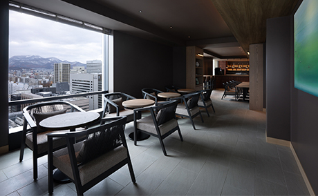 宿泊者専用プレミアムラウンジ。大きな窓から札幌の街中が見えている写真