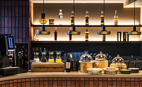 ジュース、お酒、スイーツが並ぶプレミアムラウンジの写真