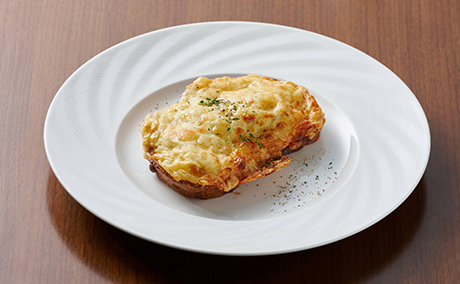 白いお皿にクロックムッシュが1つのっている写真