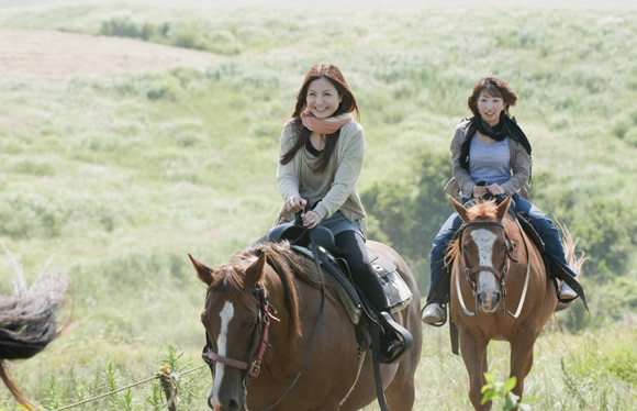 ＜早い者勝ち　こども代金10,000円！＞阿蘇であそぼう！乗馬体験と阿蘇中岳火口見学　2日間