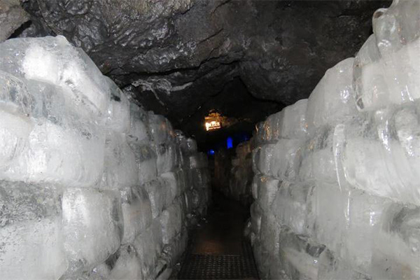 富岳風穴・鳴沢氷穴