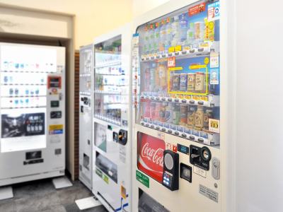 【ロビー】ご宿泊者様がご自由に利用いただける多種多様な自動販売機も設置しております。