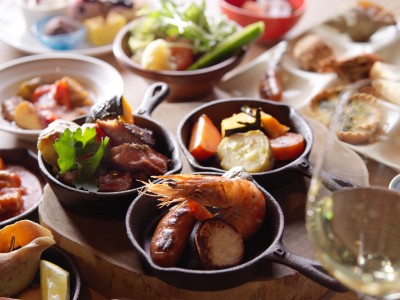 【夕食】夕食ブッフェではさまざまな種類の料理をご用意しています。