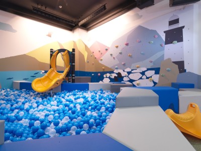 【あそびの森】ボールプールやウォールクライミングもあり、体を使って遊ぶことができます。