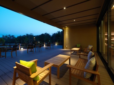 【テラス】夕暮れのテラスです。穏やかな時間を過ごせます。