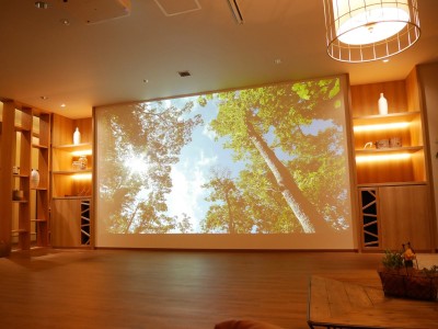 【ロビー】大迫力のシアターラウンジは必見。