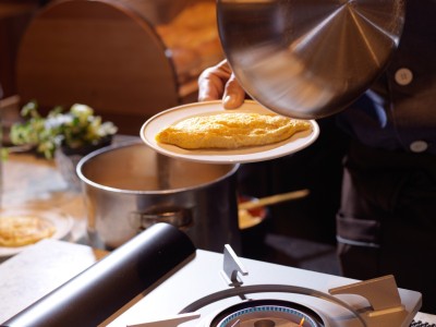 【朝食】朝食会場では、できたてのオムレツを目の前でご用意いたします。