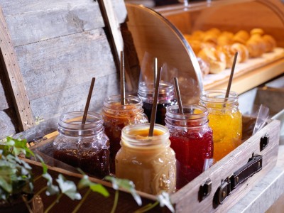 【朝食】色とりどりのジャムが目を引きます。お好みでお選びください。