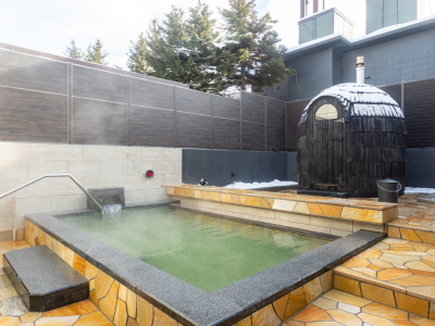 露天風呂とイグルーサウナ