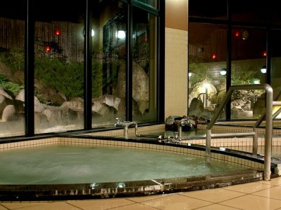 【大浴場・内風呂】夜にはライトアップされた露天風呂のある庭やランプの灯りを眺めながら、ゆっくりと温泉をお楽しみ下さい。