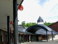 �y�������ʁz�ɂ₩�ȋȐ��ō\�����ꂽ�����������B�����ɂ͏h�̃V���{���ƂȂ郂�_���ȃ����v�B