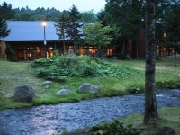 �y����z�h�̒���𗬂�鐴���B�[���X�ɕ�܂ꂽ�h�ł́A�Â��ɂ������Ƃ������Ԃ�����Ă����܂��B