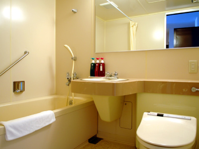 【ユニットバス】お部屋でゆっくりお風呂に入れるユニットバス付。もちろん、大浴場や家族風呂の温泉もご利用いただけます。