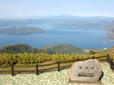 【周辺観光地】津別峠展望台の眼下に広がる屈斜路湖。標高947mは屈斜路湖周辺の峠の中で一番高く、斜里岳や阿寒岳も望める。