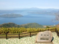 �y���ӊό��n�z�Õʓ��W�]��̊ቺ�ɍL������ΘH�΁B�W��947m�͋��ΘH�Ύ��ӂ̓��̒��ň�ԍ����A�Η��x�∢���x���]�߂�B