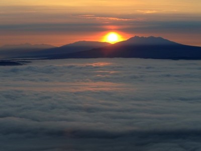 【津別峠の雲海】津別峠展望台から見た朝日。眼下の屈斜路湖には雲海が広がり幻想的な世界。早起きしてみる価値ありです。