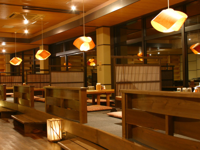【レストラン】夜は柔らかい木製ランプの灯りが、夕食のひと時をやさしく包みこみます。
